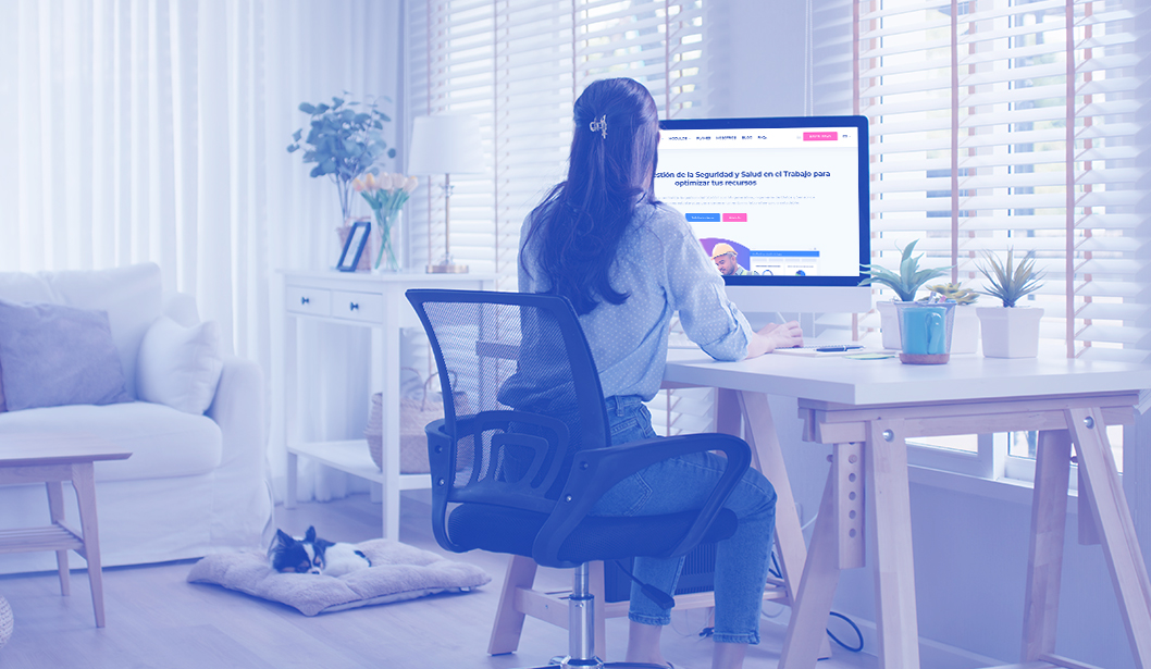 Persona trabajando desde casa en su ordenador